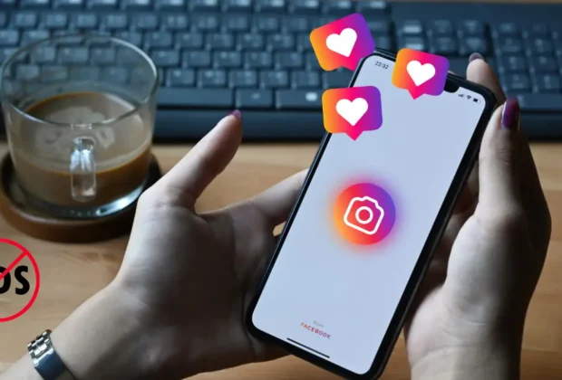 Concept algorithme Instagram, les mains d'une femme tenant un smartphone avec le logo d'instagram
