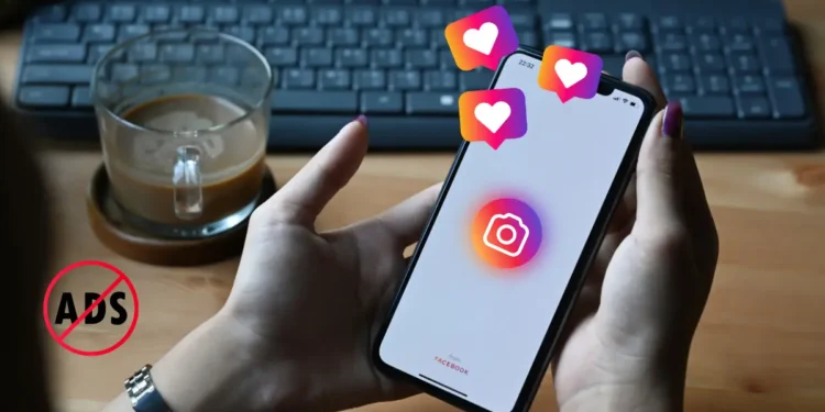 Concept algorithme Instagram, les mains d'une femme tenant un smartphone avec le logo d'instagram