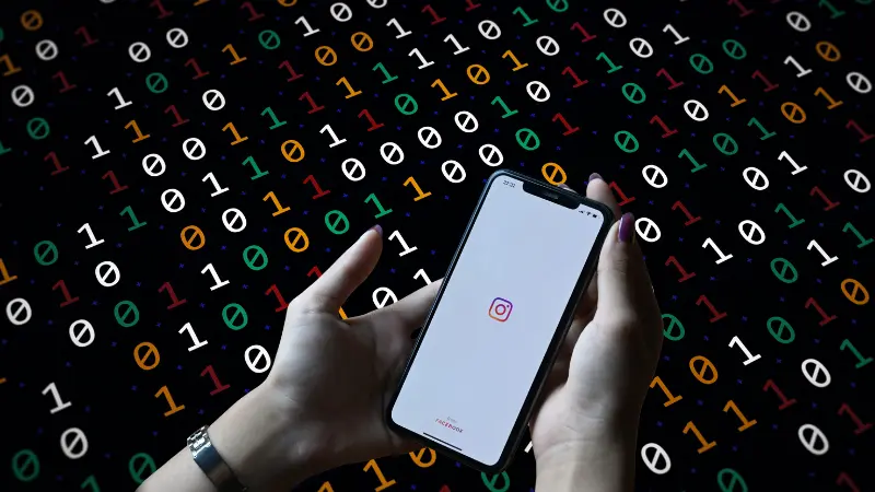 algorithme Intagram avec main d'une femme qui tient un smartphone avec le logo d(intagram
