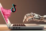 concept d'algorithme Tiktok, une main d'IA, un pc et le logo tiktok
