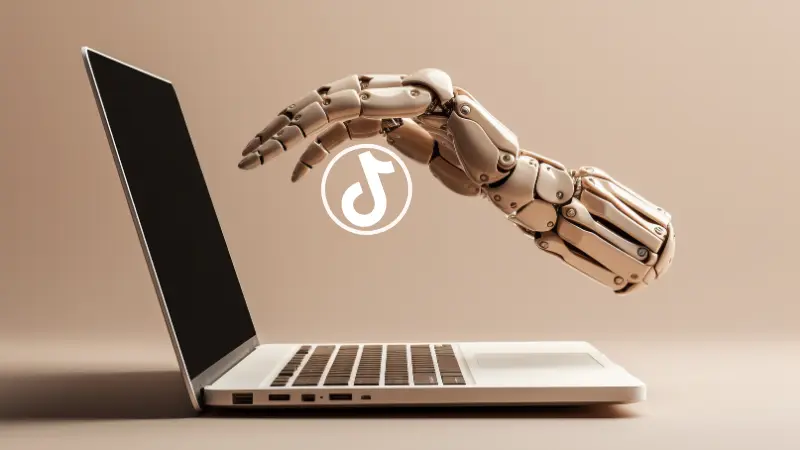 Algorithme tiktok avec une main et un pc