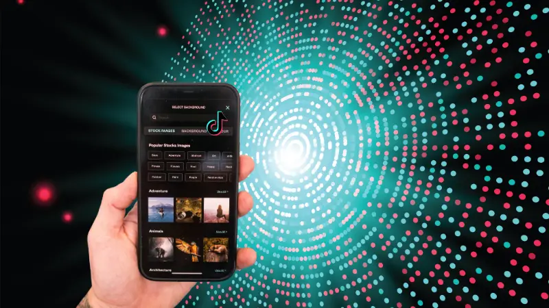 algorithme tiktok avec une main d'homme avec un téléphone avec l'application tiktok