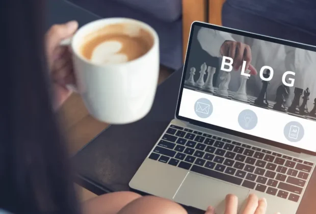 Femme utilisant un ordinateur portable, femme lisant un blog en ligne sur un ordinateur dans un café