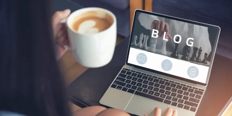 Femme utilisant un ordinateur portable, femme lisant un blog en ligne sur un ordinateur dans un café