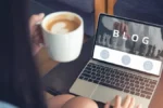Concept de blog, sur un pc, un homme entrain de prendre son café