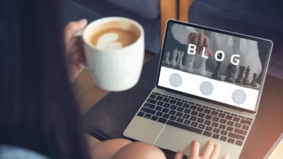 Concept de blog, sur un pc, un homme entrain de prendre son café