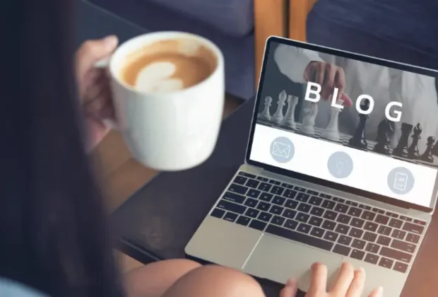 Concept de blog, sur un pc, un homme entrain de prendre son café
