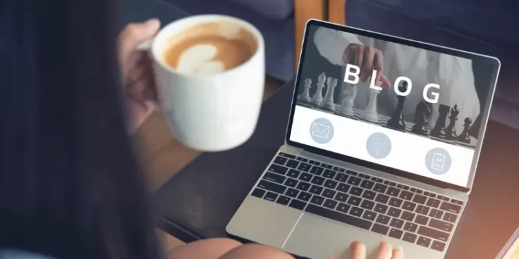 Concept de blog, sur un pc, un homme entrain de prendre son café