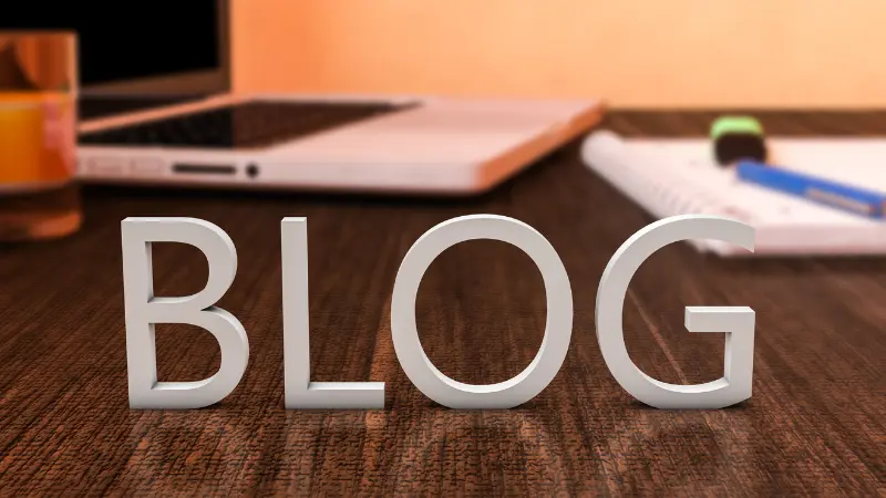 blog, pc, bloc note sur un bureau
