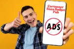 Cartonner sans budget Pub, jeune homme montrant ce concept sur son smatphone