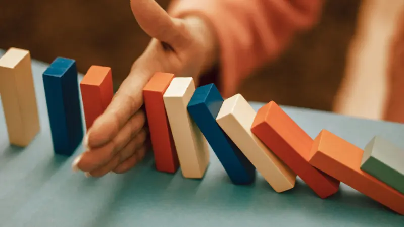 Main d'une femme, stop, domino, contrôle, décision