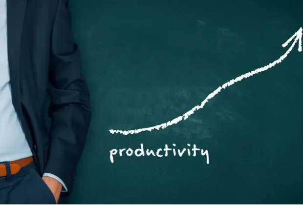 Concept de productivité, un homme d'affaire à côté d'une courbe en croissance de productivité