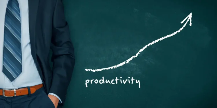 Concept de productivité, un homme d'affaire à côté d'une courbe en croissance de productivité