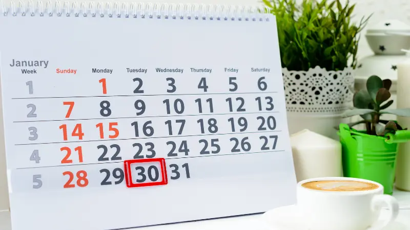 Calendrier posé sur un bureau montrant le 30 jours du mois de janvier