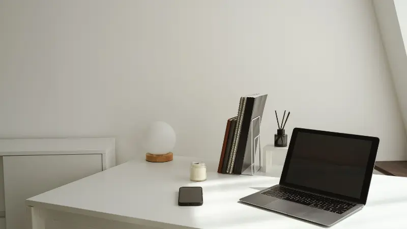 minimalisme professionnel, bureau rangé, pas d'encombrement, pc, téléphone et quelques matériels pour travailler