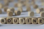 Routine - Cube avec des lettres, panneau avec cubes en bois