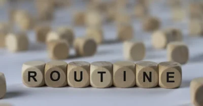 Routine - Cube avec des lettres, panneau avec cubes en bois