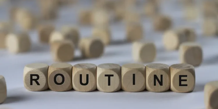 Routine - Cube avec des lettres, panneau avec cubes en bois
