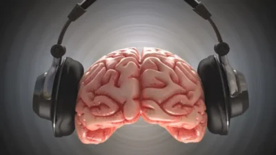 Cerveau humain enregistrant des informations avec un casque. Tracé de détourage inclus