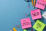 Concept de SEO vs SM avec des post-it