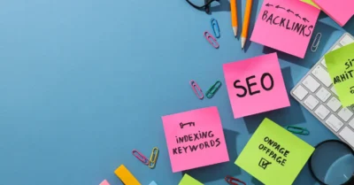 Concept de SEO vs SM avec des post-it
