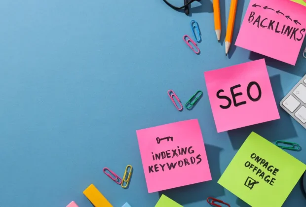 Concept de SEO vs SM avec des post-it