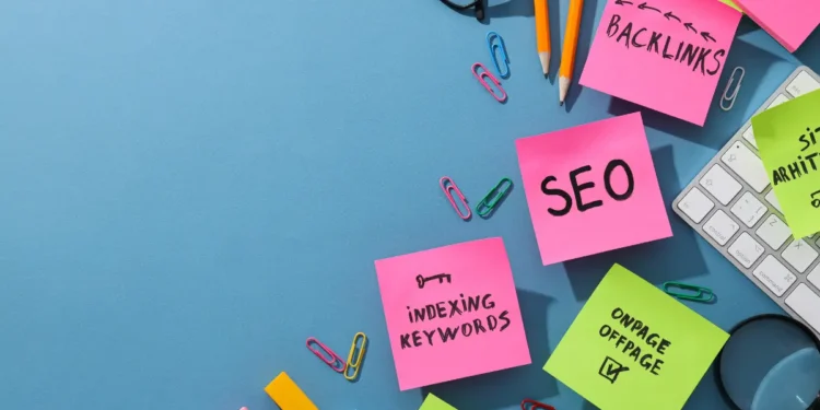 Concept de SEO vs SM avec des post-it