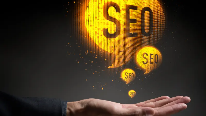 Concept de SEO avec une main 
