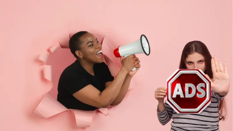 Stop Ads, deux jeunes femmes, une avec un microphone et une dit stop à la pub
