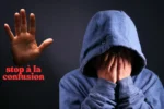 Stop à la confusion, un homme en capuchon bleu dépassé par les évènements