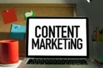 Concept de content marketing sur un PC acôté d'un mug rouge