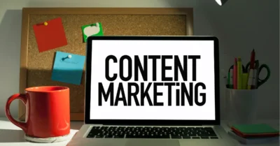 Concept de content marketing sur un PC acôté d'un mug rouge