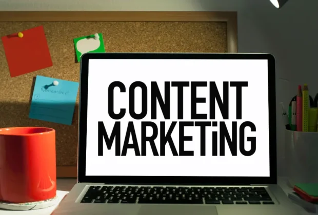 Concept de content marketing sur un PC acôté d'un mug rouge