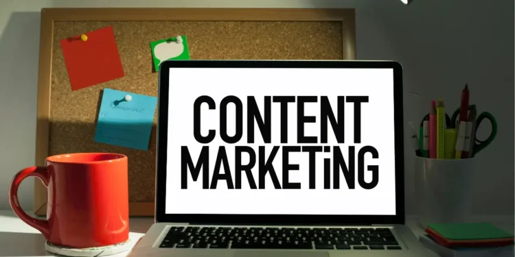 Concept de content marketing sur un PC acôté d'un mug rouge