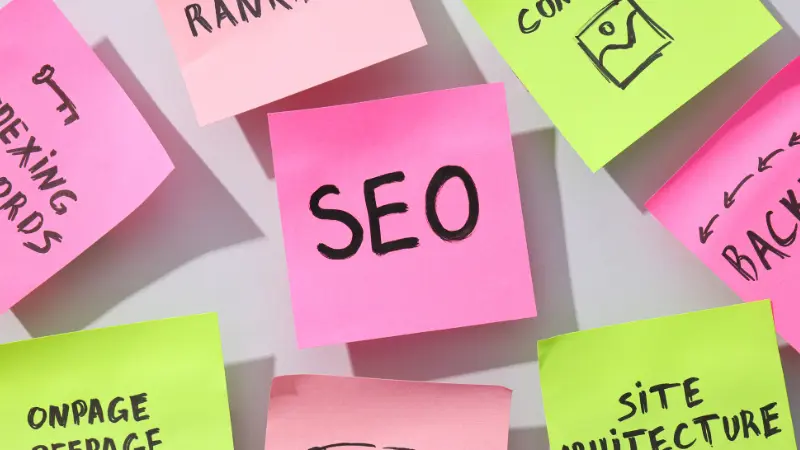 Concept de stratégie de contenu avec des post-it mentionnant seo, content...