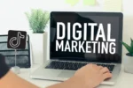 Concept de combinaison Tiktok et Digital Products avec un pc sur un bureau et le logo de Tiktok