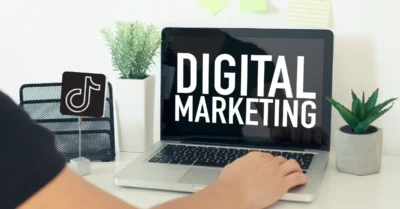 Concept de combinaison Tiktok et Digital Products avec un pc sur un bureau et le logo de Tiktok