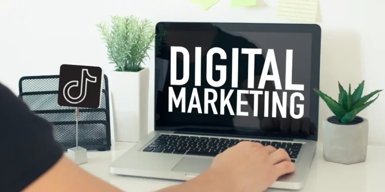 Concept de combinaison Tiktok et Digital Products avec un pc sur un bureau et le logo de Tiktok