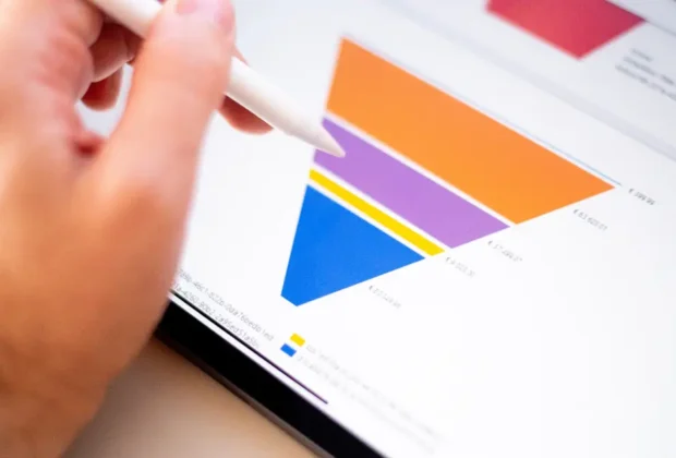 Concept de tunnel de vente sur une tablette, une main et un stylet
