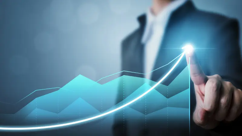homme d'affaire montrant du doigt la croissance des ventes