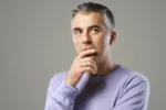 Portrait d'un homme décontracté réfléchissant et visualisant et levant les yeux