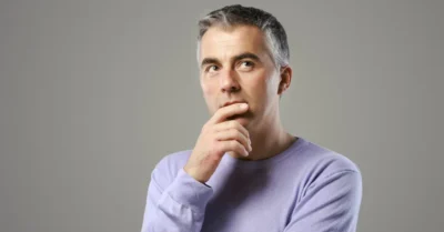 Portrait d'un homme décontracté réfléchissant et visualisant et levant les yeux