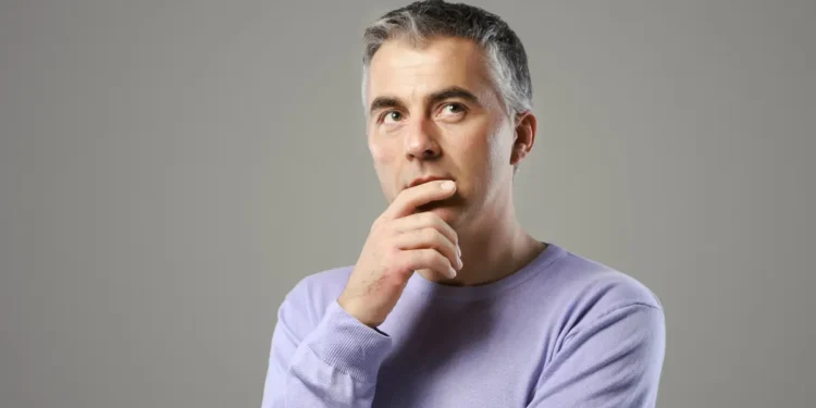 Portrait d'un homme décontracté réfléchissant et visualisant et levant les yeux