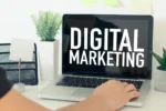 Concept de Digital Marketing, un homme devant son pc où c'est marqué Digital Marketing