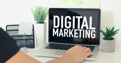 Concept de Digital Marketing, un homme devant son pc où c'est marqué Digital Marketing