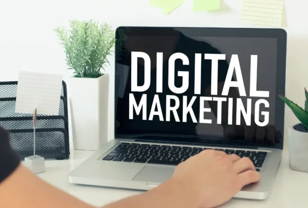 Concept de Digital Marketing, un homme devant son pc où c'est marqué Digital Marketing
