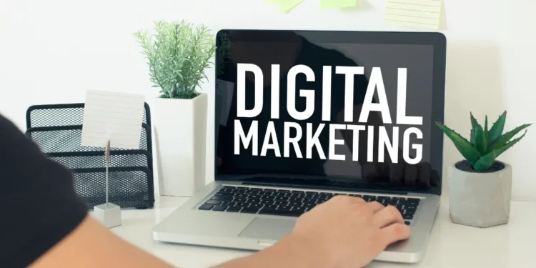 Concept de Digital Marketing, un homme devant son pc où c'est marqué Digital Marketing