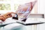 Analyse en ligne et KPI, Tableau de bord sur ordinateur portable