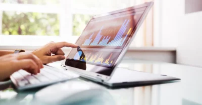 Analyse en ligne et KPI, Tableau de bord sur ordinateur portable