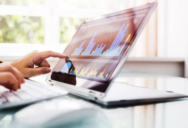Analyse en ligne et KPI, Tableau de bord sur ordinateur portable